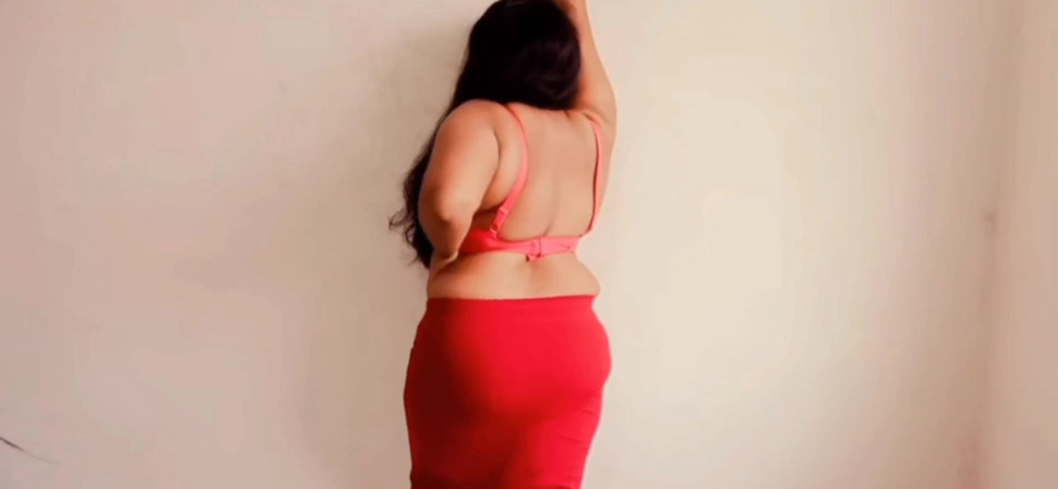 Apki Ruhi: 德西妈妈通过在每个人都出门时展示她的大胸部来勾引她的继子