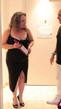 Hostess hotel suge rolea și îl scurge în gura ei