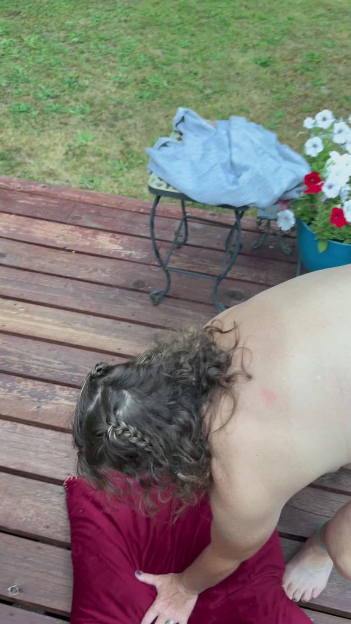 Bonewizzard69: Pov all'aperto luce naturale, la regina dagli occhi verdi si...