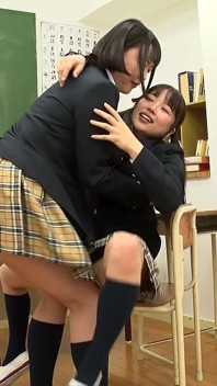 교복을 입은 소녀들 사이에 코를 핥는 - Airi Tsukishi.ta Moans, Chiharu Miyazawa가 멈추지 않고 혀를 뛰는 동안 신음