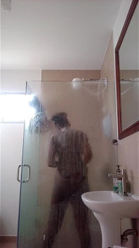 Pepatah bilang jangan jatuhkan sabunnya, tapi dewi kulit hitam di kamar mandi malah ngentot pakai dildo favoritnya - mastermeat1