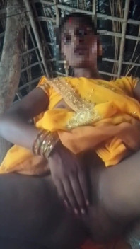 Bhabhi montre sa chatte dans un sari jaune, j’ai inséré mon doigt et j’ai sorti de l’eau
