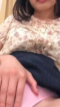 Masturbation à travers un pantalon avec une culotte faite d’une matière particulière et de la minceur