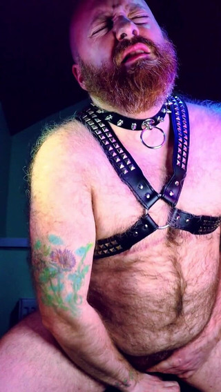 RonBeastlyFTM: Ftm / Trans Man lagi asik ngocok dan muncrat di balik...