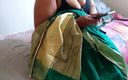 Aria Mia: 泰卢固阿姨穿着绿色纱丽服，巨大的胸部在床上，一边在手机上观看色情片一边操邻居 - 大量射精