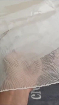 La mariée séduit le mec et lui ouvre sa douce chatte mouillée