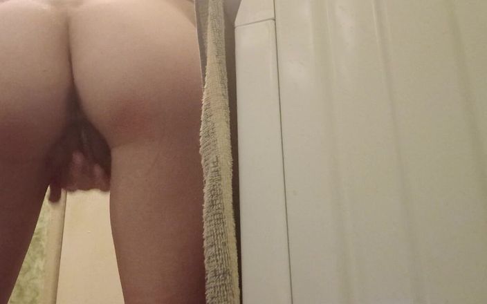 Lesbian-illusion: Hubená dívka s malým zadkem masturbuje a rychle se udělá
