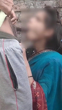 巨大なお尻インドBhabhiストリップSaree CholiとFucksとともにDevar