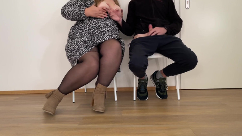 OurFetishLife: Uno sconosciuto maturo mi ha fatto venire nella sala d'attesa