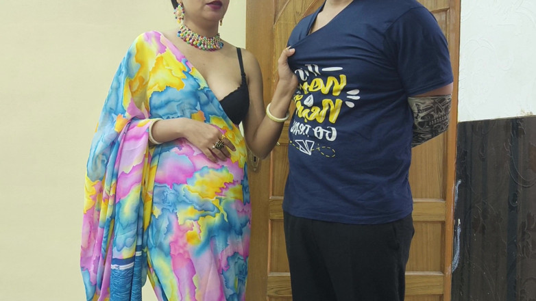 Hornycouple149: Une belle-mère indienne desi à gros nichons aide son beau-fils à arrêter...