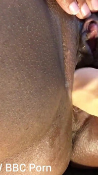 Cazzo la mia figa con un grosso dildo orgasmi gemendo