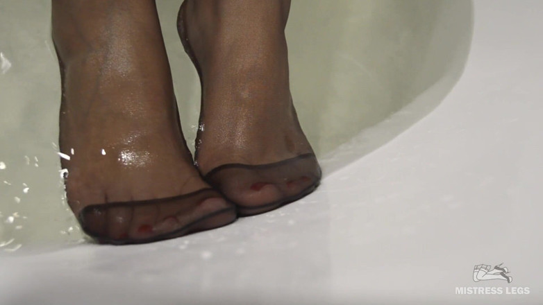 Mistress Legs: I piedi di nylon bagnati della padrona si stuzzica nella...