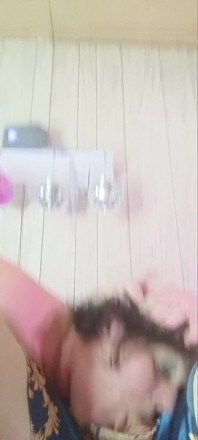 이 창녀와 섹스할 때 그는 그녀를 창녀에게 밀어넣어