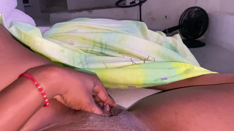 omairaberbatov: Покоївка змочує своїм новим вібратором