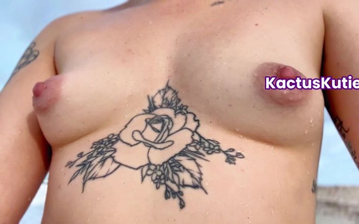 Kactus kutie: Chlupatá dívka chodí na nudistické pláži