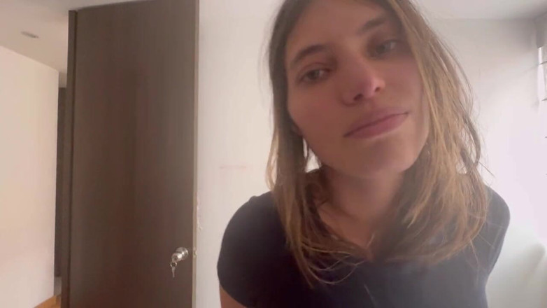 scarlettandc: Dos chicas poniéndose la ropa de gimnasio, tocándose y mostrando...