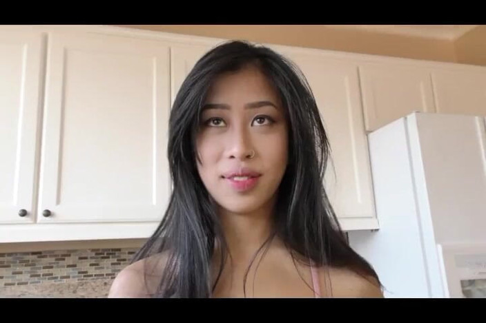 Petite creampie Asian Cumdump sluts: Peituda de 18 anos, asiática Baddie vai duro no padrasto