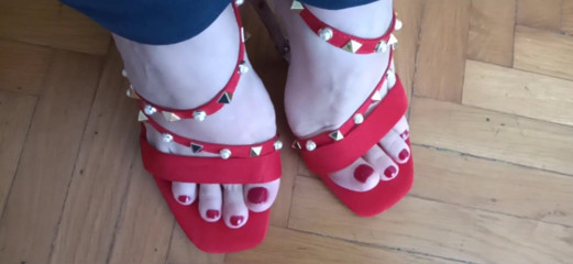 Pornoselen: Head babe play with her feet and do foot job