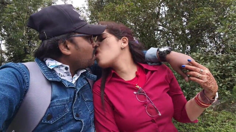 Sona bhabhi: Hintli desi kız ormanda erkek arkadaşı tarafından öpüşme sahneleri ve göğüslerini...