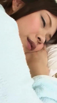 Ragazzina asiatica scopata nella figa pelosa dal fratellastro grosso