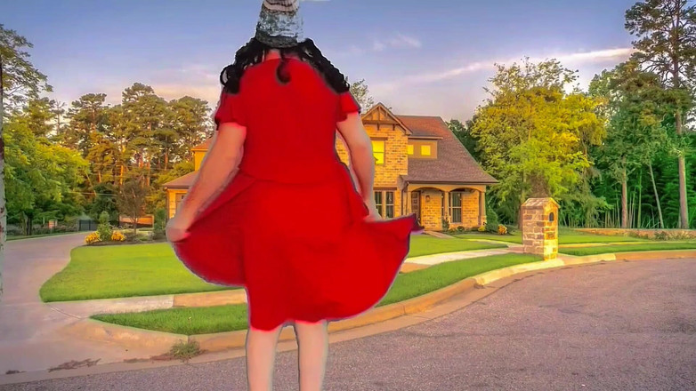 Kitty_Cross: Dolce ragazza trans piegata contro muro con un coy smile