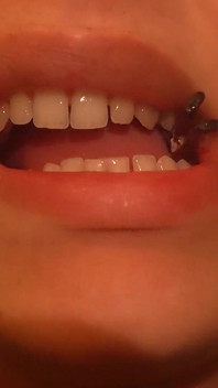 Giantess 继妹让小继兄弟和她一起洗脚澡来羞辱她，但她却让娇小的继兄弟