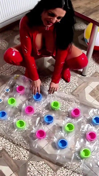 Dominantní červená PVC MILF nafukovací matrace fetiš. Koule na obří pláži, POV sex, dvojité stříkání a popping