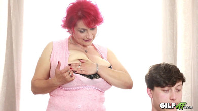 Gilf AF: Bộ sưu tập vú khổng lồ của bà già