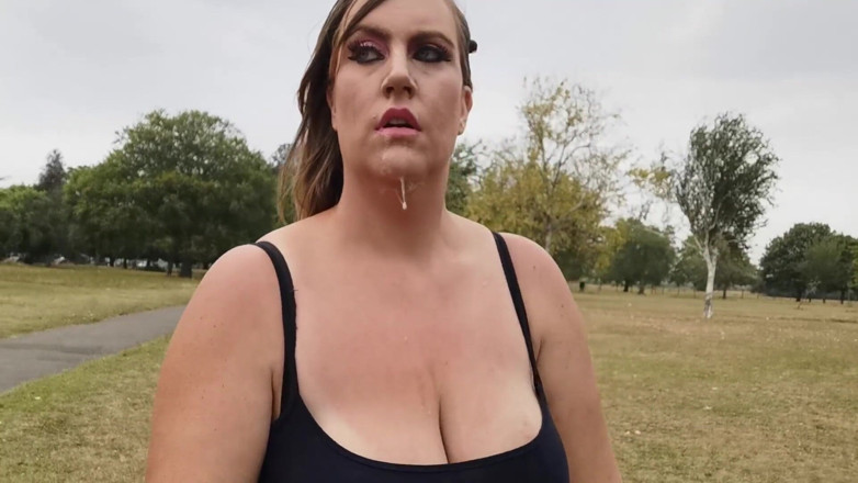 CumslutJayne: Venkovní BJ s procházkou po mrdce - britská velká prsa MILF