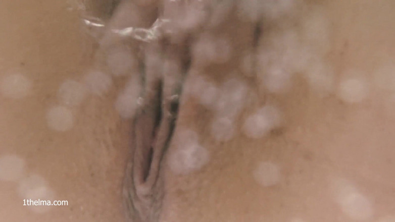 1THELMA: Onderwater masturbatie en orgasme