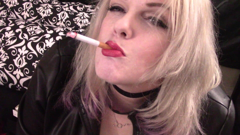 Smoke Temptress Annie Vox - Smoking Fetish: Marlboro, roter baumelnnder rauch