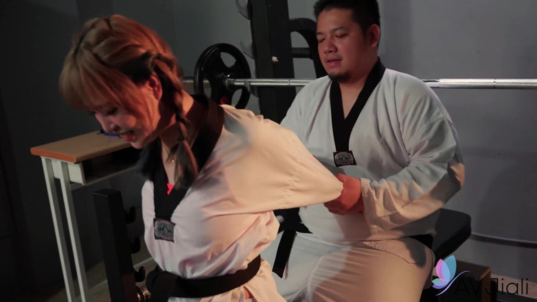 AV Jiali: Kötü kötü dojoda karate ustasıyla sikişiyor