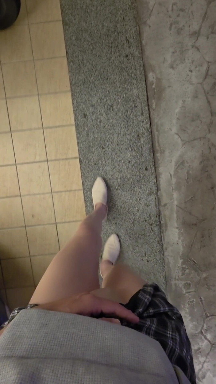 Taiwancdgirl: Mostrando calcinha na garagem do motel