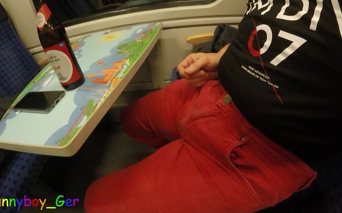 Funny boy Ger: Un mec branle secrètement ses saucisses dans un train en...