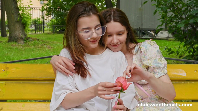 Club sweethearts: Dalle rose che annusare al mangiare la figa
