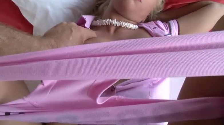 Double Trouble: Bionda con un perfetto culo rotondo viene scopata all'aperto