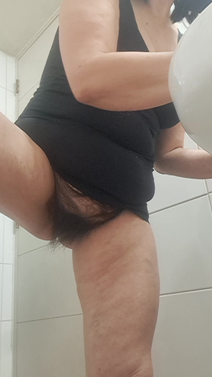 Mommy big hairy pussy: Gamba all'insù che tocca in profondità la figa pelosa calda...