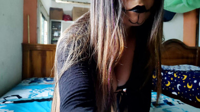 Martin13: Caramelo, truco o video porno? Ella me pregunta qué quiero...