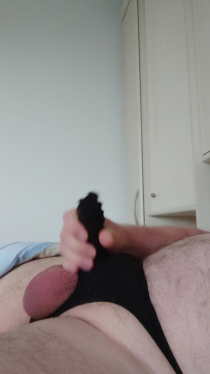 Carmen_Nylonjunge: 자지를 위해 검은색 끈팬티를 입고 흥분한 자위