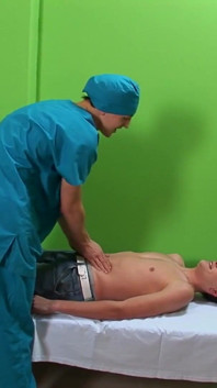 Exklusives video ohne gummi: Intensiver analsex in einer geilen arztpraxis