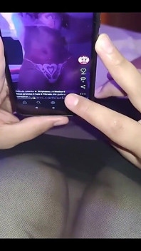 Je regarde des Tiktoks porno avec ma meilleure amie, je m’exhibe et je baise la petite salope partout