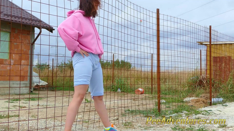 Pee Adventures: Zoufalá hipsterská dívka se tvrdě snaží čůrat