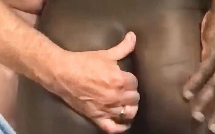 Black Muscle Stepdad: 白い指、若い黒人の夫、大きなお尻と胸を動かす