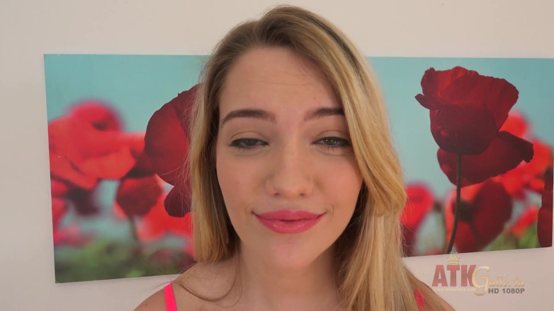 ATKIngdom Fans: Kenna James se déshabille et pose au casting