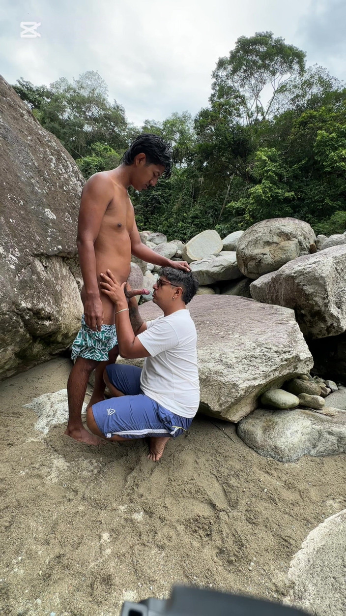 Deiby Latino: Seks Met Een Dikke Vent in Een Beekje