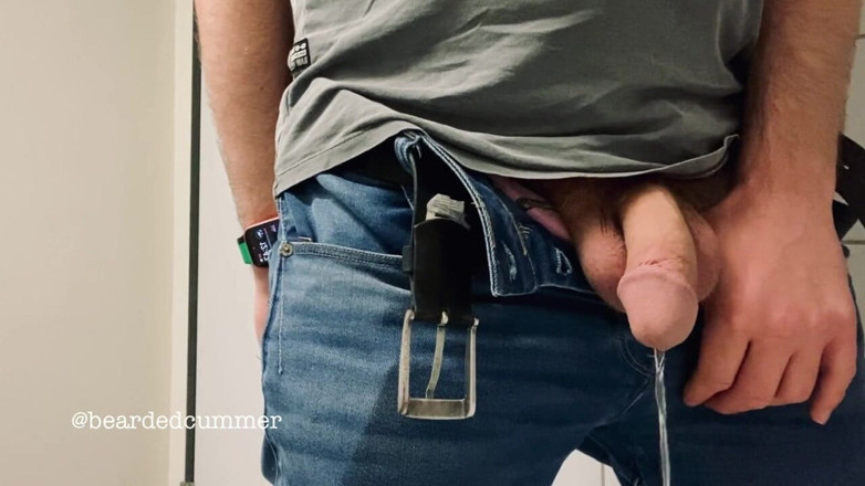 Beardedcummer: Ayah tiri beruang mengambil kencing dalam seluar jeans dan menunjuk-nunjukkan...