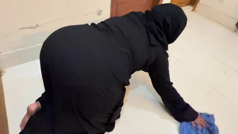 Aria Mia: ベッドの下を掃除するときに立ち往生するアラブのホットメイド - 大きなお尻のヒジャビの女の子がアバヤニカブとパンティを着ています