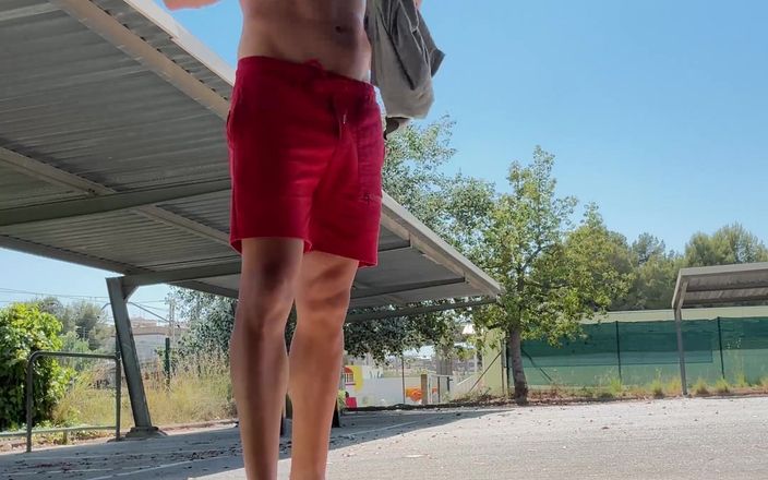 Paul Williams: Nude barefeet estacionamento andando