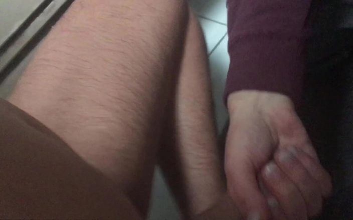 Double-Dutchies: Påkommen med att runka i badrummet slutar med att suga...