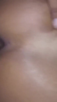 彼女はお尻を開き、とても開いた美味しい穴を開けた